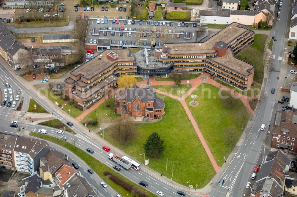 Aerial image Bottrop - Church building Alt-Katholische Kirche Verkuendigung of Herrn Bottrop and of Gebaeudekomplex of Polizei Bottrop and of Finanzamt Bottrop on Scharnhoelzstrasse in Bottrop in the state North Rhine-Westphalia, Germany