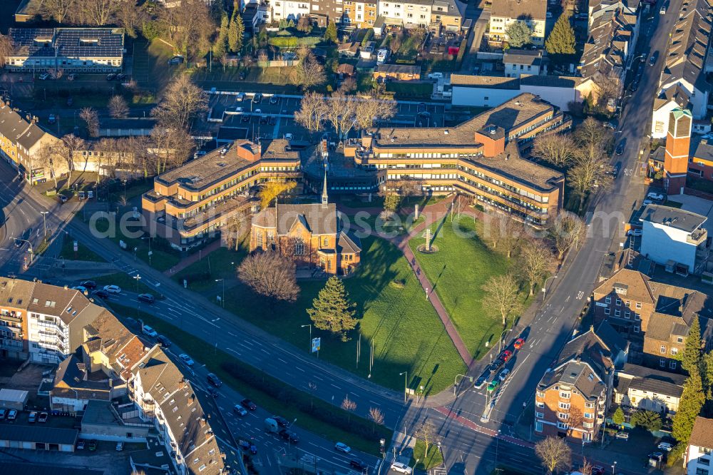 Bottrop from the bird's eye view: Church building Alt-Katholische Kirche Verkuendigung of Herrn Bottrop and of Gebaeudekomplex of Polizei Bottrop and of Finanzamt Bottrop on Scharnhoelzstrasse in Bottrop in the state North Rhine-Westphalia, Germany