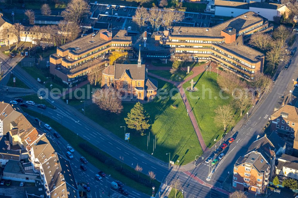 Aerial image Bottrop - Church building Alt-Katholische Kirche Verkuendigung of Herrn Bottrop and of Gebaeudekomplex of Polizei Bottrop and of Finanzamt Bottrop on Scharnhoelzstrasse in Bottrop in the state North Rhine-Westphalia, Germany