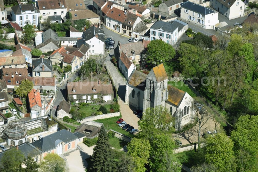 Chamarande from the bird's eye view: Church building in Old Town- center of downtown in Chamarande in Ile-de-France, France