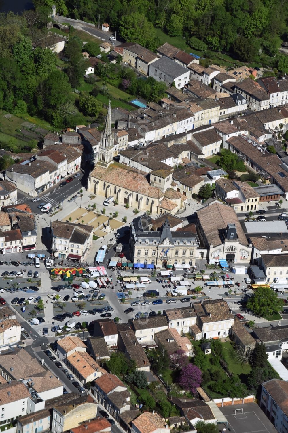 Aerial photograph Coutras - Church building in Old Town- center of downtown in Coutras in Aquitaine Limousin Poitou-Charentes, France