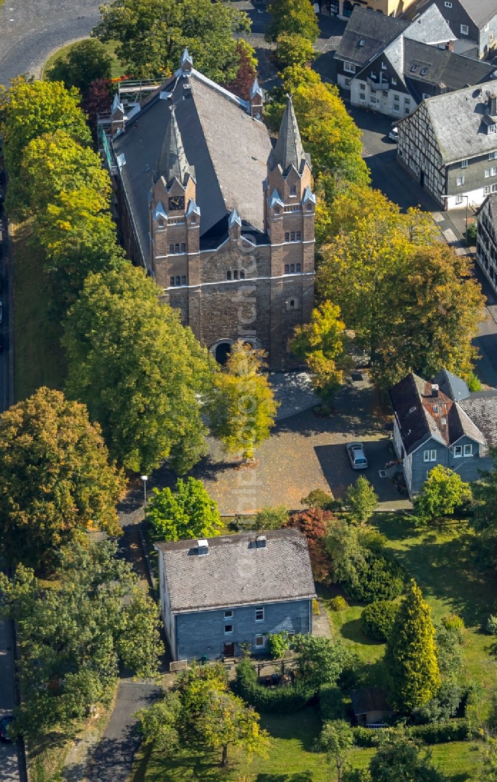 Aerial photograph Hilchenbach - Church building in Old Town- center of downtown in Hilchenbach in the state North Rhine-Westphalia, Germany