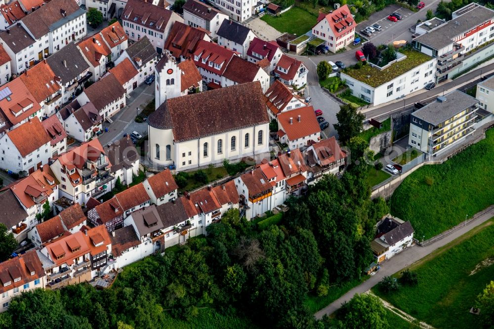 Aerial photograph Mühlheim an der Donau - Church building in Old Town- center of downtown in Muehlheim an der Donau in the state Baden-Wuerttemberg, Germany