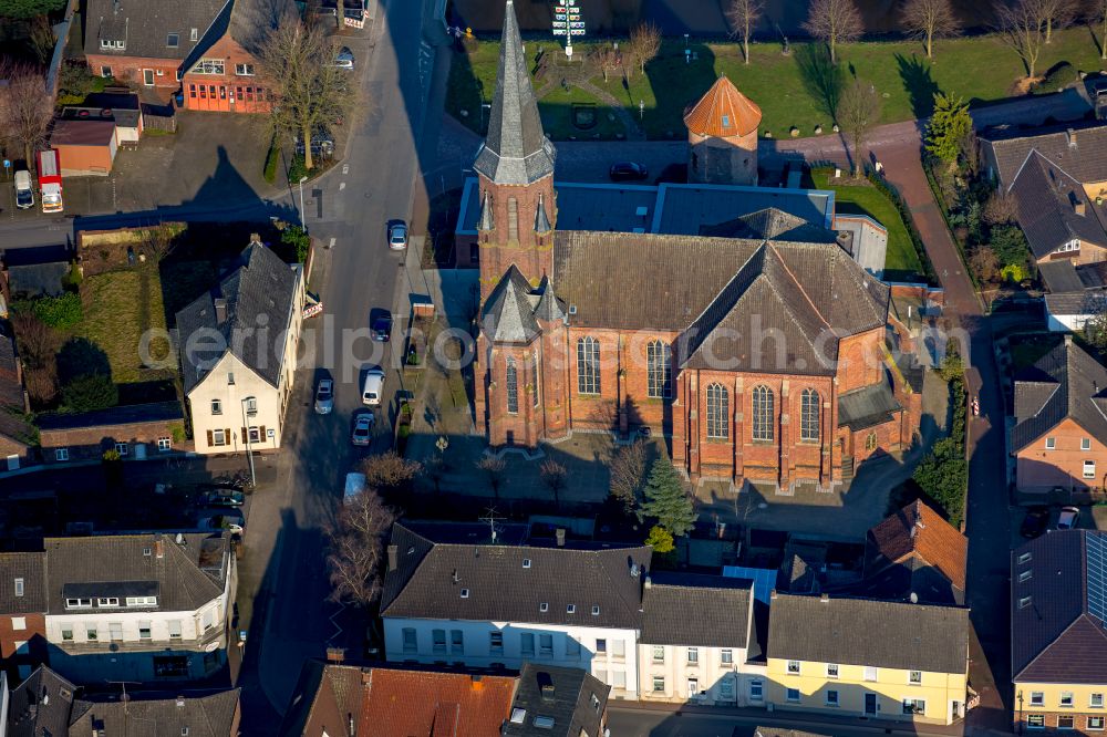 Aerial photograph Isselburg - Church building in St. Bartholomaeus Old Town- center of downtown on street Muensterdeich in Isselburg in the state North Rhine-Westphalia, Germany