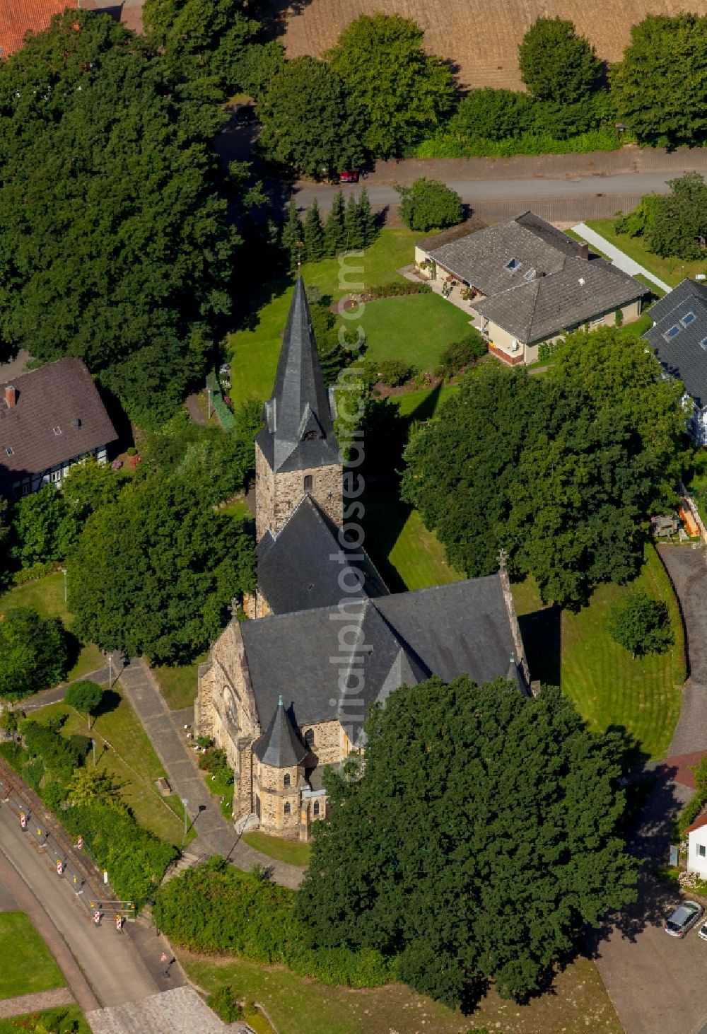 Rödinghausen from the bird's eye view: Church building Bartholomaeuskirche in Roedinghausen in the state North Rhine-Westphalia