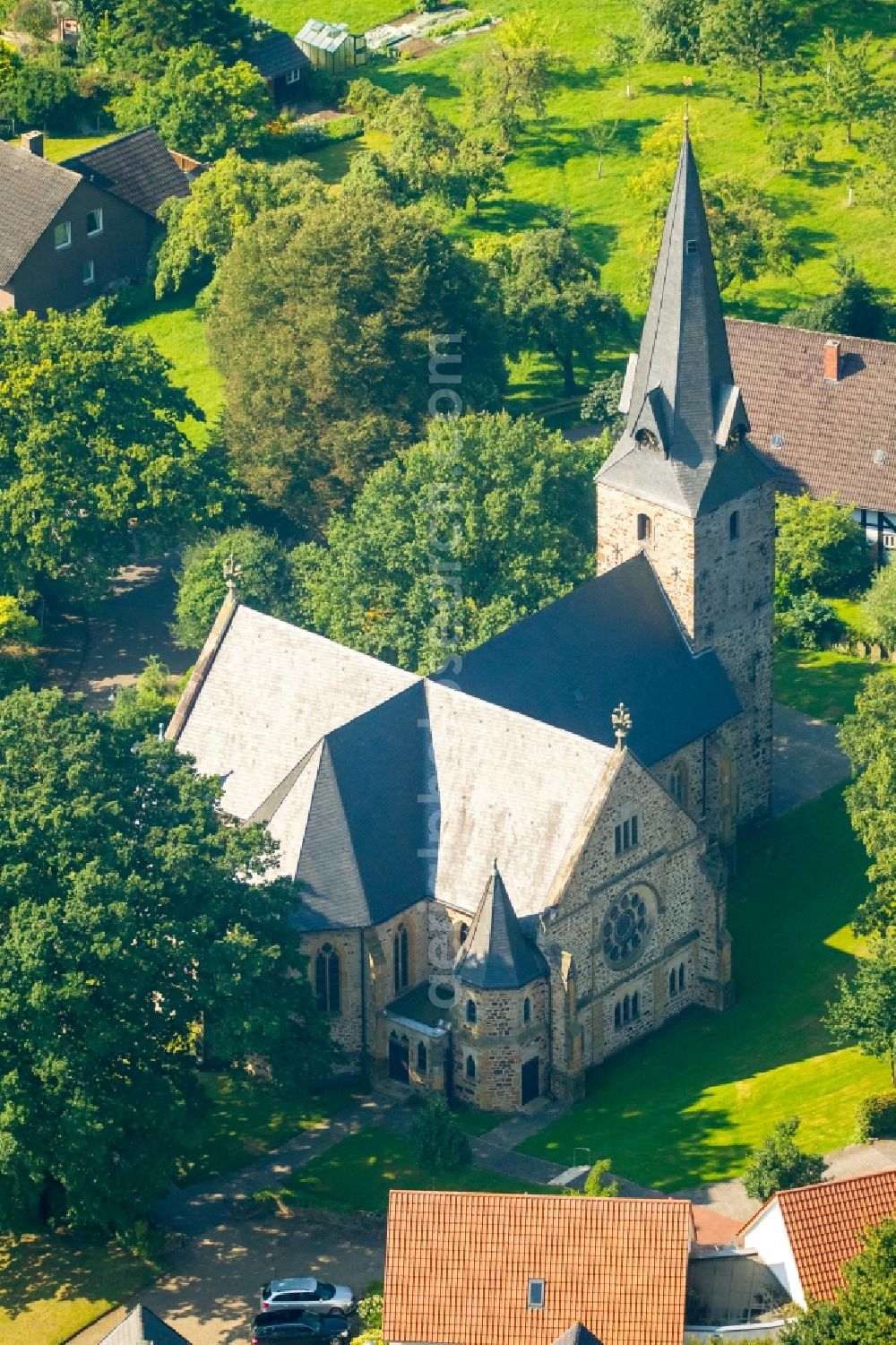 Rödinghausen from the bird's eye view: Church building Bartholomaeuskirche in Roedinghausen in the state North Rhine-Westphalia