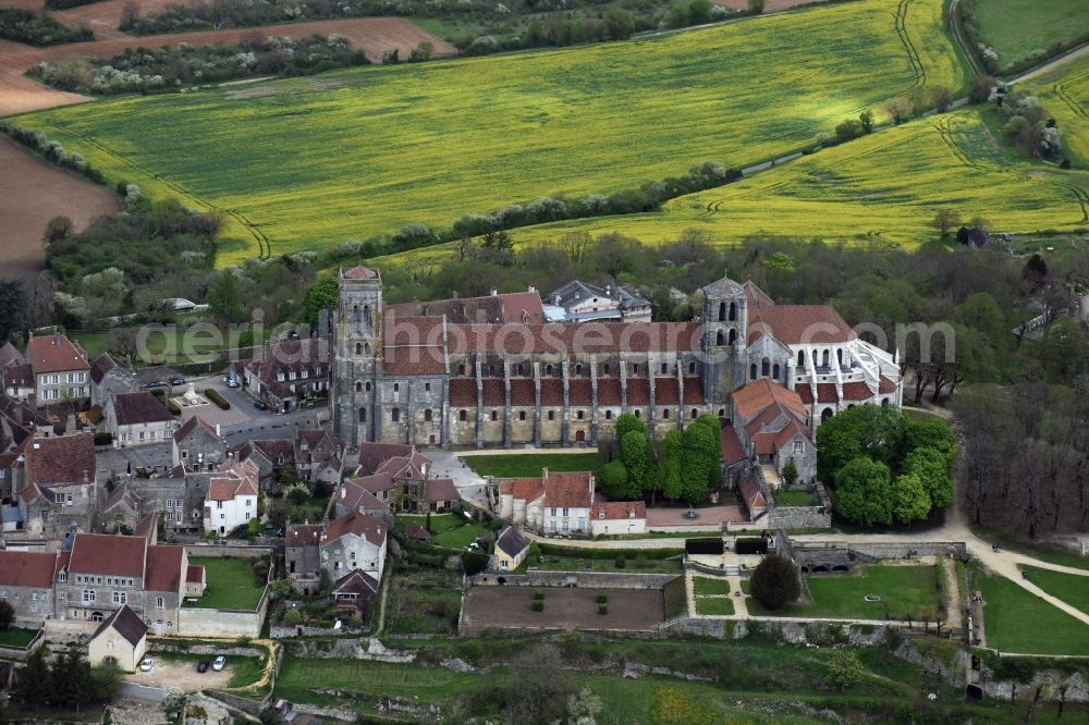 Vézelay from the bird's eye view: Church building Basilica Basilique Sainte Marie Madeleine in Vezelay in Bourgogne Franche-Comte, France