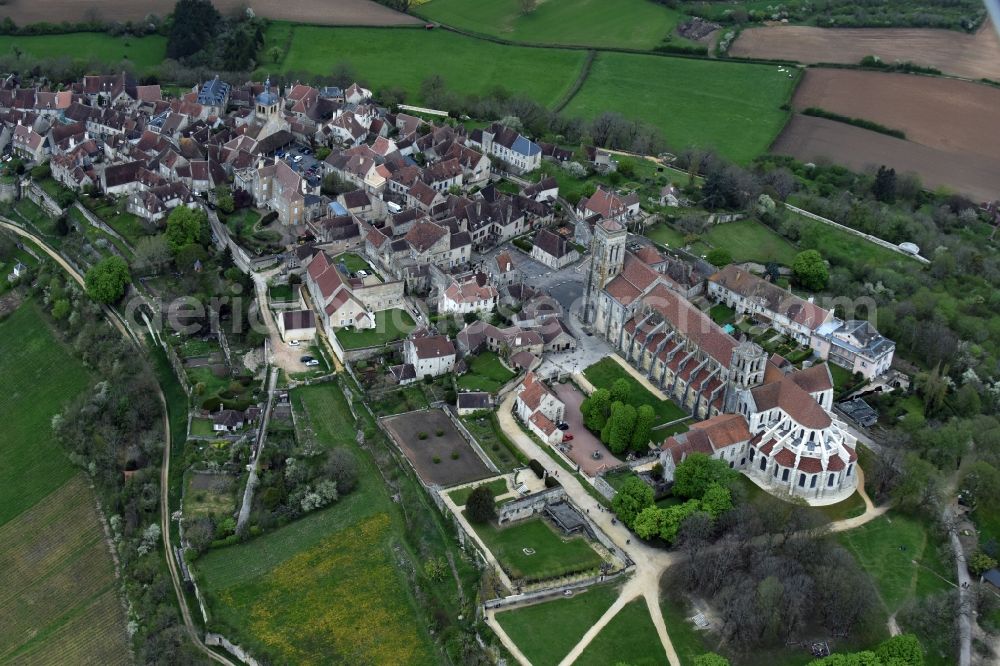 Vézelay from the bird's eye view: Church building Basilica Basilique Sainte Marie Madeleine in Vezelay in Bourgogne Franche-Comte, France