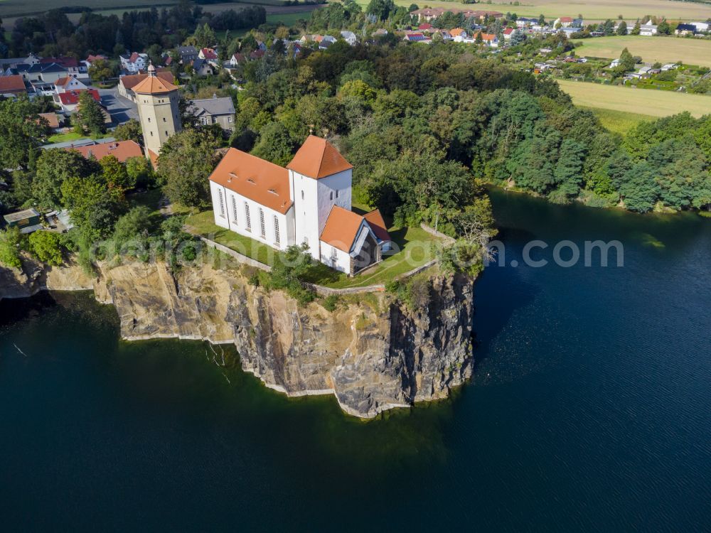 Aerial photograph Brandis - Church building Bergkirche Beucha on a rocky outcrop of the lake shore on the street Kirchberg in the district of Beucha in Brandis in the federal state of Saxony, Germany