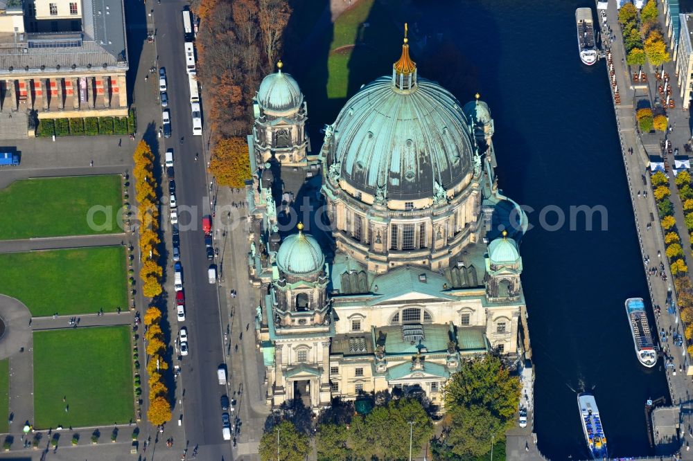 Aerial photograph Berlin - Church building of the cathedral of Berliner Dom Am Lustgarten in the district Mitte in Berlin, Germany