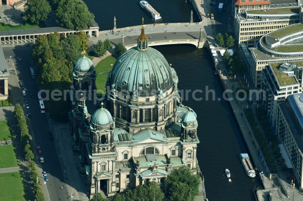 Aerial photograph Berlin - Church building of the cathedral of Berlin (Supreme Parish and Collegiate Church) on Museum Island in the Mitte part of Berlin in Germany