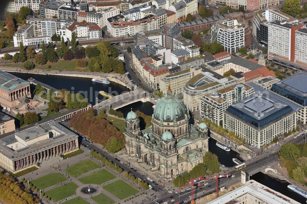 Aerial photograph Berlin - Church building of the cathedral of Berliner Dom im Stadtzentrum Ost in Berlin in Germany