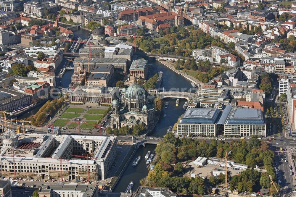 Berlin from the bird's eye view: Church building of the cathedral of Berliner Dom im Stadtzentrum Ost in Berlin in Germany