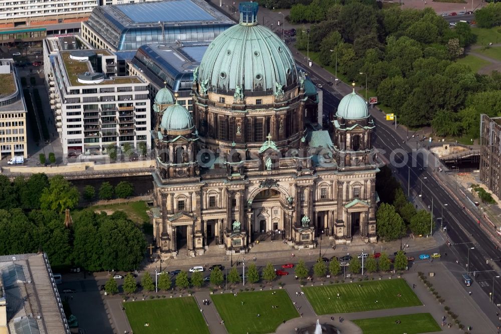 Berlin from the bird's eye view: Church building of the cathedral Berlin Cathedral at the Lustgarten downtown East Berlin