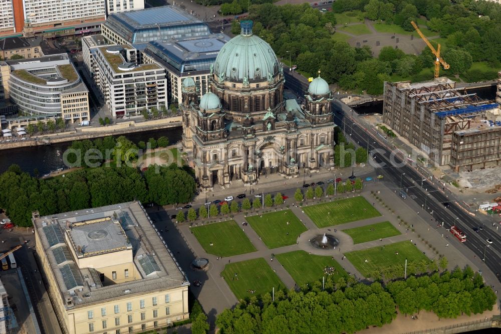 Berlin from the bird's eye view: Church building of the cathedral Berlin Cathedral at the Lustgarten downtown East Berlin