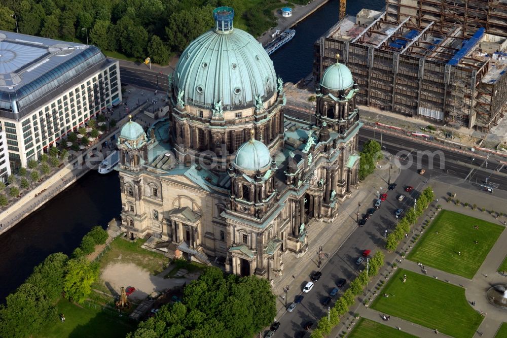 Aerial photograph Berlin - Church building of the cathedral Berlin Cathedral at the Lustgarten downtown East Berlin