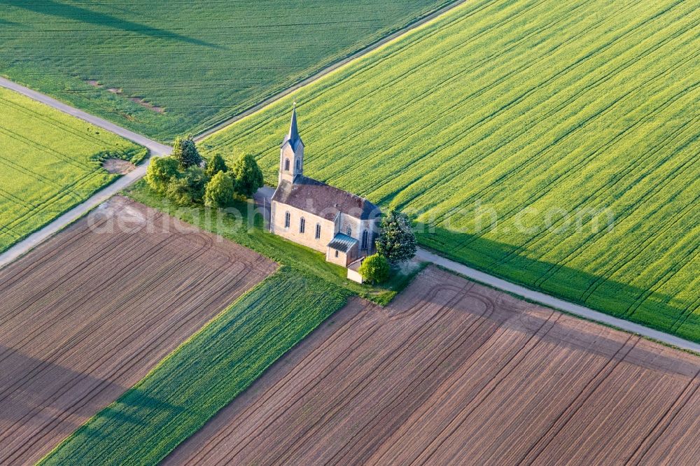 Dingolshausen from the bird's eye view: Churches building the chapel Maria - Hilfe of Christenheit in the district Bischwind in Dingolshausen in the state Bavaria, Germany