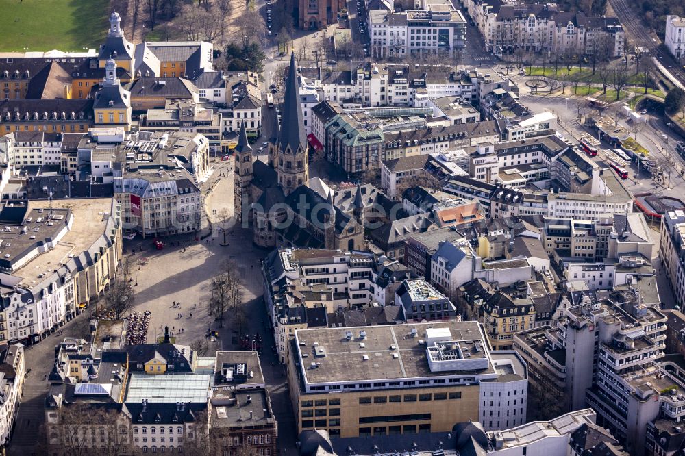 Zentrum from the bird's eye view: Church building of the cathedral of Bonner Muenster on Martinsplatz in Bonn in the state North Rhine-Westphalia, Germany