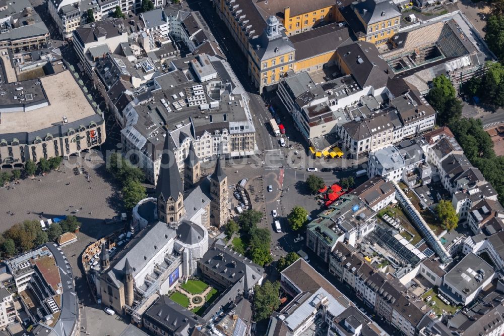 Aerial photograph Bonn - Church building of the cathedral of Bonner Muenster with Muensterplatz and Marktplatz in the district Zentrum in Bonn in the state North Rhine-Westphalia, Germany