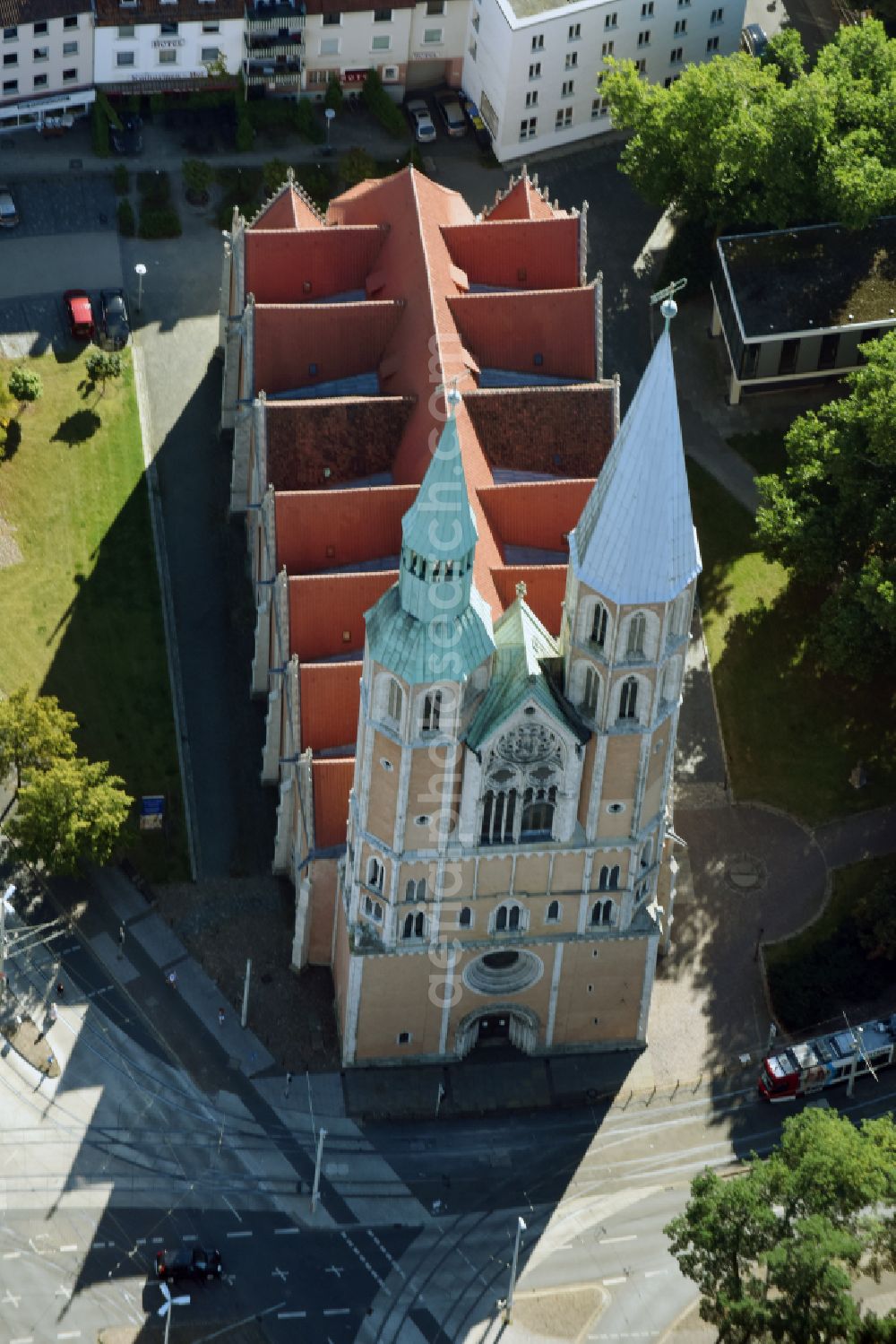 Aerial photograph Braunschweig - Church building in Old Town- center of downtown on street An der Andreaskirche in Brunswick in the state Lower Saxony, Germany