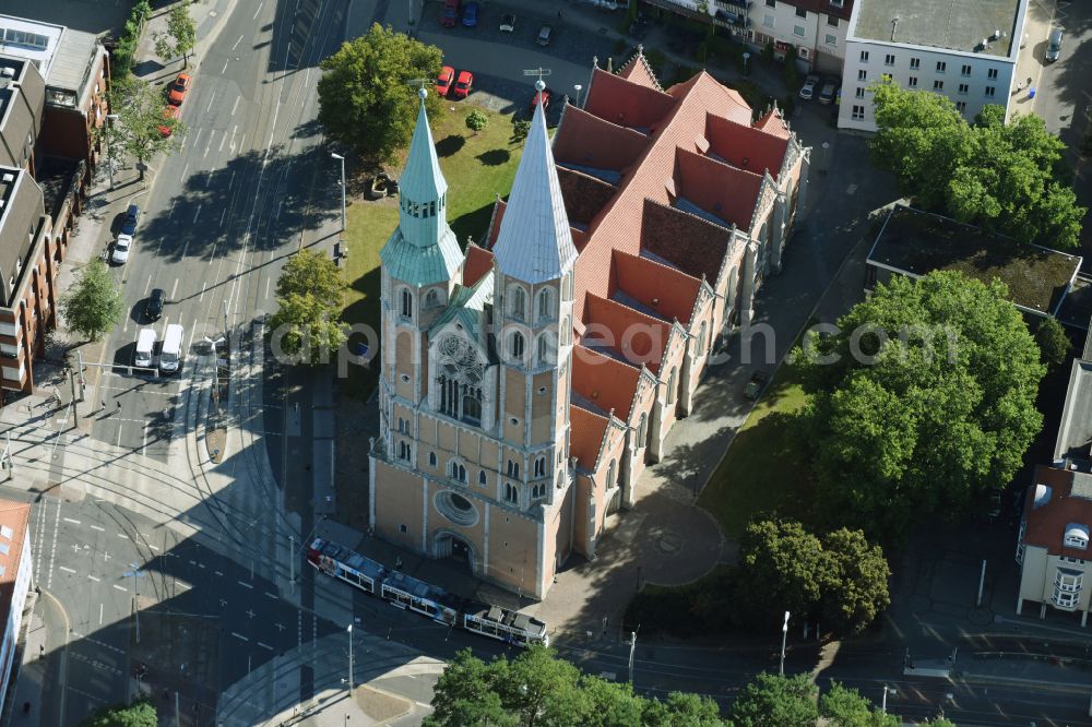 Aerial image Braunschweig - Church building in Old Town- center of downtown on street An der Andreaskirche in Brunswick in the state Lower Saxony, Germany