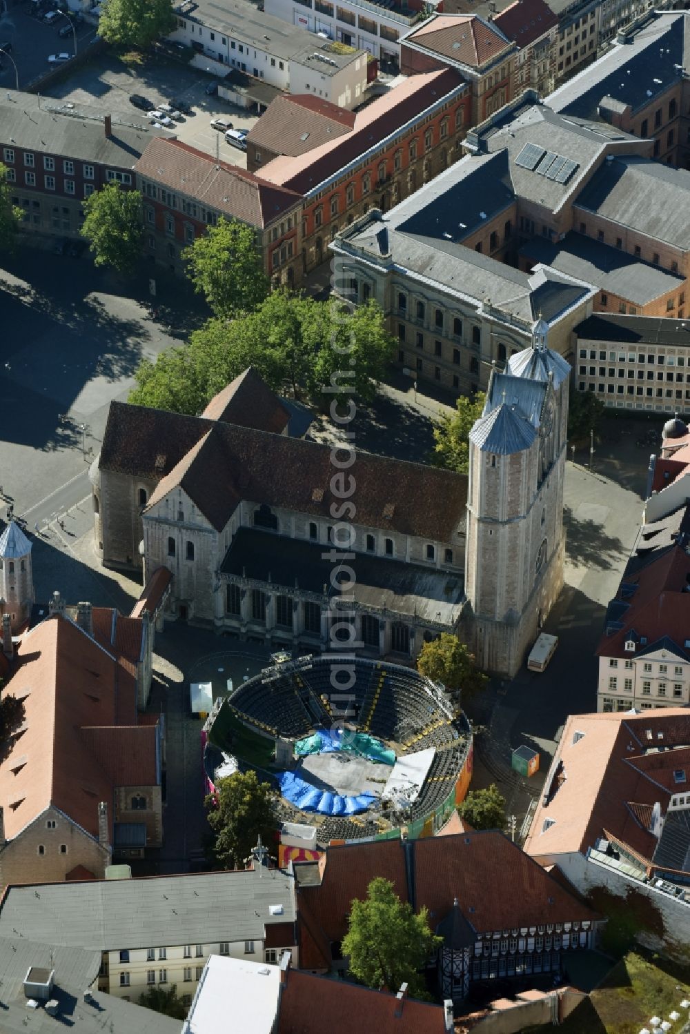 Braunschweig from the bird's eye view: Church building of the cathedral of Braunschweiger Dom in Braunschweig in the state Lower Saxony