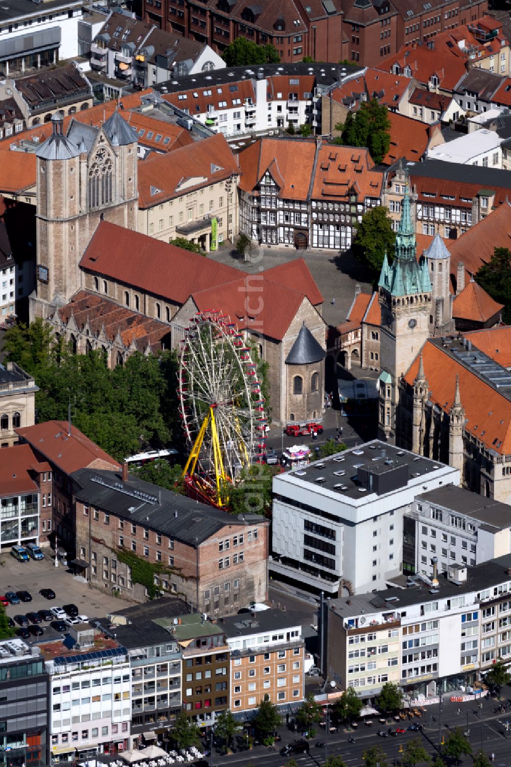 Aerial photograph Braunschweig - Church building of the cathedral of of Braunschweiger Dom on Domplatz in Brunswick in the state Lower Saxony, Germany