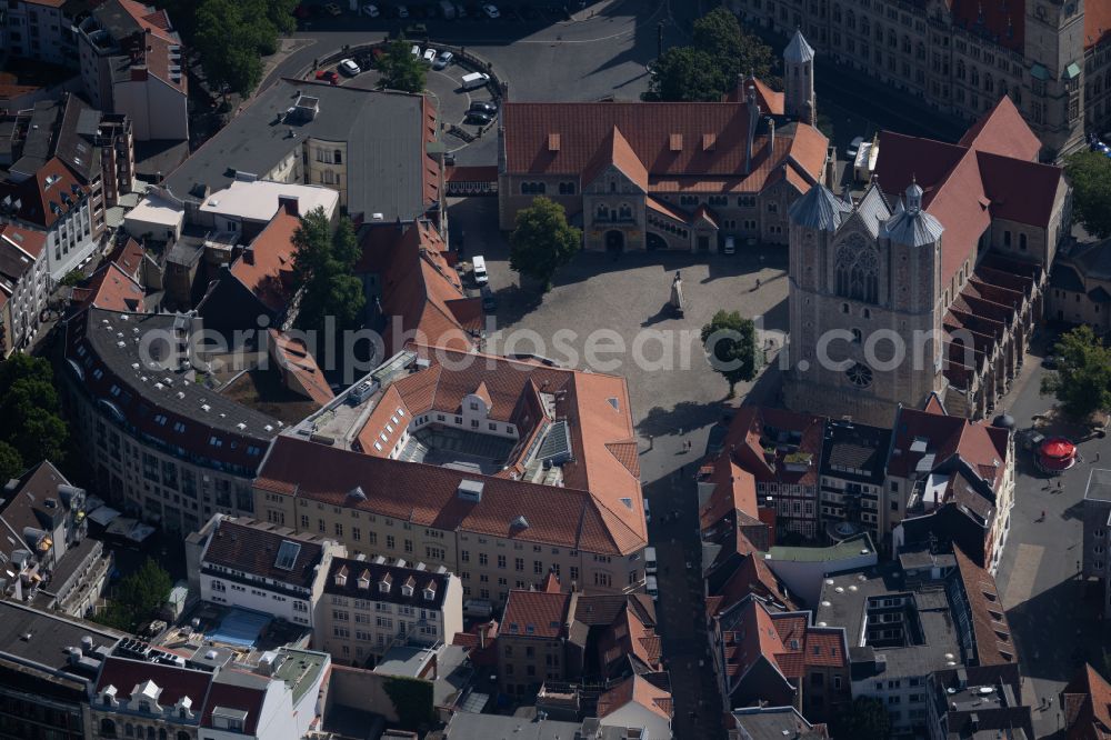 Braunschweig from the bird's eye view: Church building of the cathedral of of Braunschweiger Dom on Domplatz in Brunswick in the state Lower Saxony, Germany