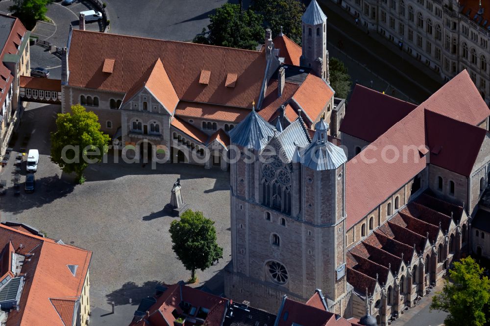 Aerial image Braunschweig - Church building of the cathedral of of Braunschweiger Dom on Domplatz in Brunswick in the state Lower Saxony, Germany