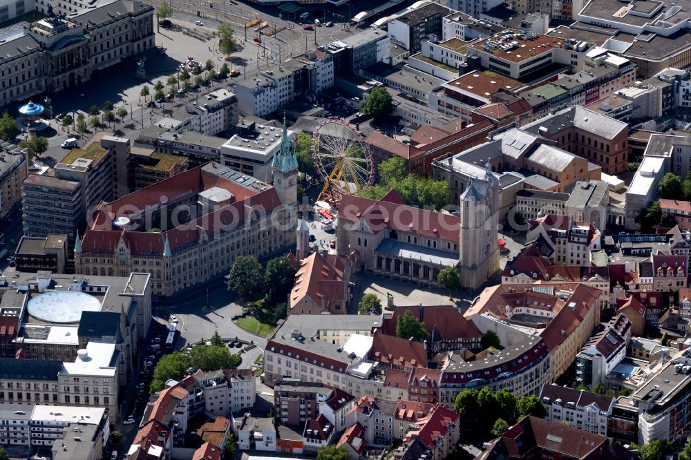 Aerial photograph Braunschweig - Church building of the cathedral of of Braunschweiger Dom on Domplatz in Brunswick in the state Lower Saxony, Germany