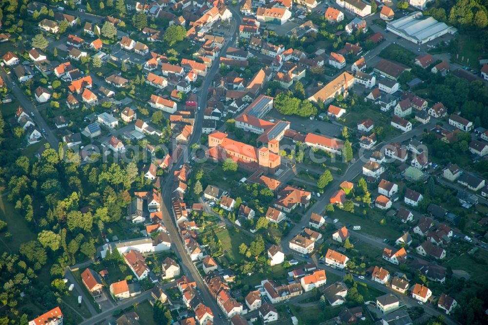 Aerial photograph Hauenstein - Church building in of Christkoenigskirche Old Town- center of downtown in Hauenstein in the state Rhineland-Palatinate, Germany