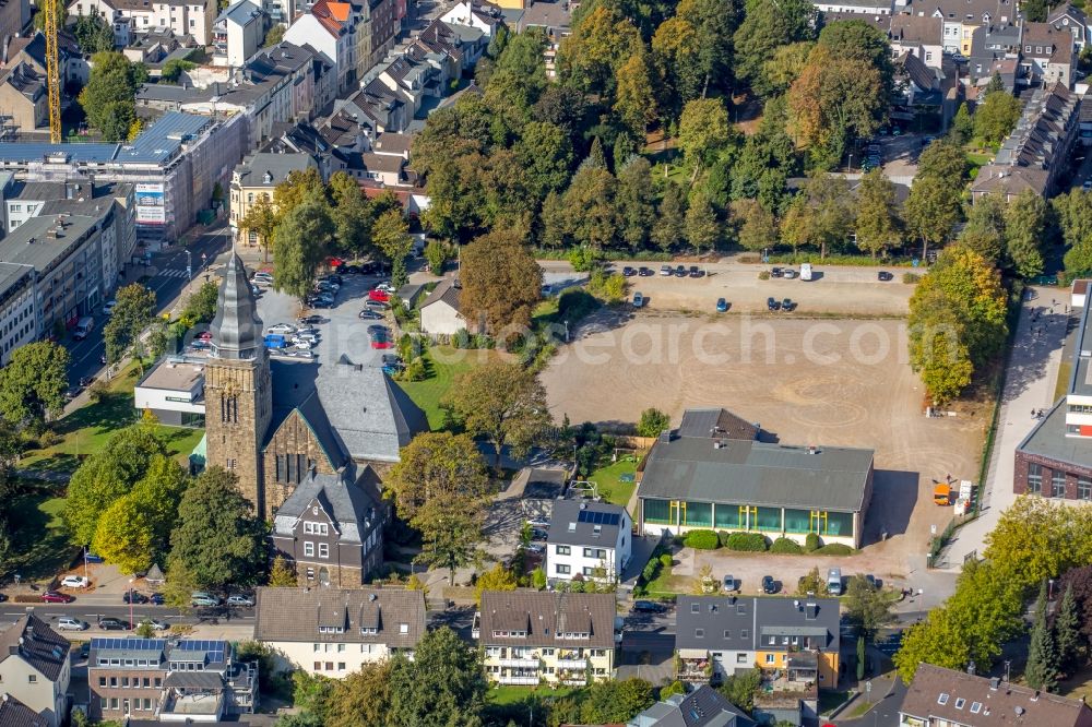 Velbert from the bird's eye view: Church building Christuskirche in the Gruenstrasse next to the Martin Luther King school in Velbert in the state North Rhine-Westphalia