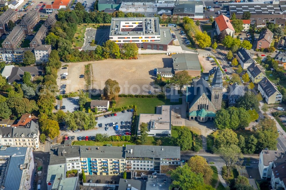 Aerial photograph Velbert - Church building Christuskirche in the Gruenstrasse next to the Martin Luther King school in Velbert in the state North Rhine-Westphalia