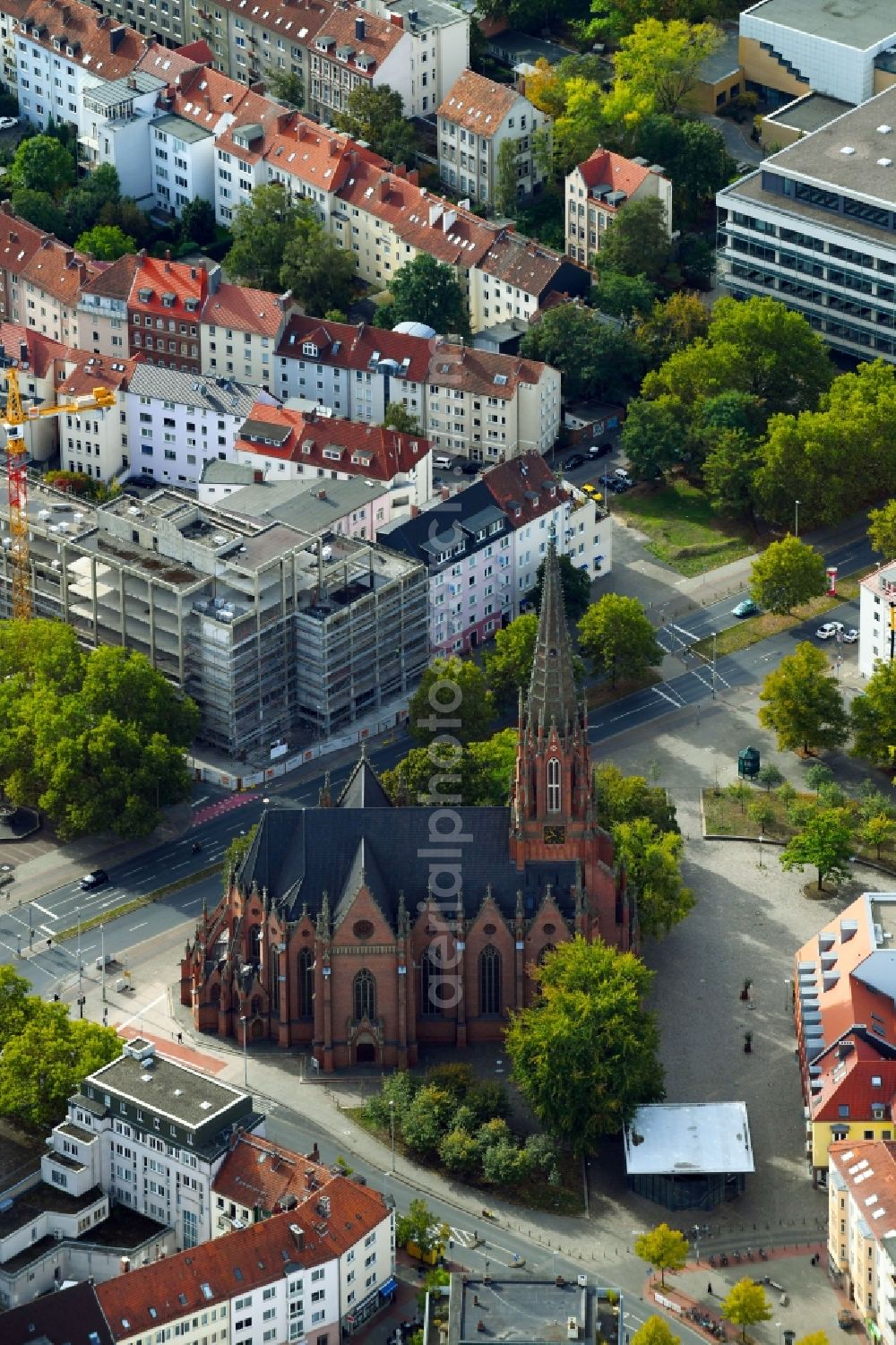 Aerial photograph Hannover - Church building of Christuskirche (Christ Church) in the Nordstadt part of Hannover in the state of Lower Saxony. The neo-gothic brick building is located on Conrad-Wilhelm-Hase-Square