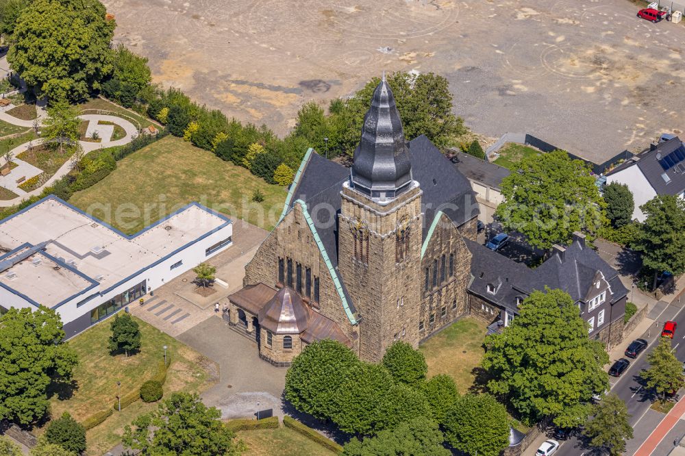 Velbert from the bird's eye view: Church building of Christuskirche on Gruenstrasse in Velbert in the state North Rhine-Westphalia, Germany