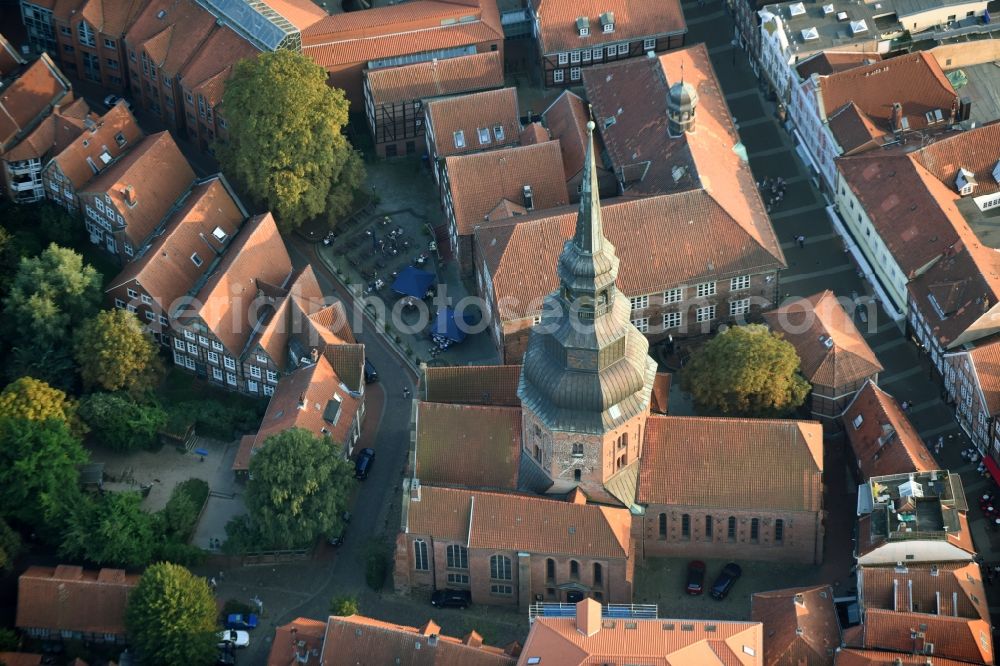 Stade from the bird's eye view: Church building St. Cosmae-Nicolai church at the Cosmea church graveyard in Stade in the state Lower Saxony