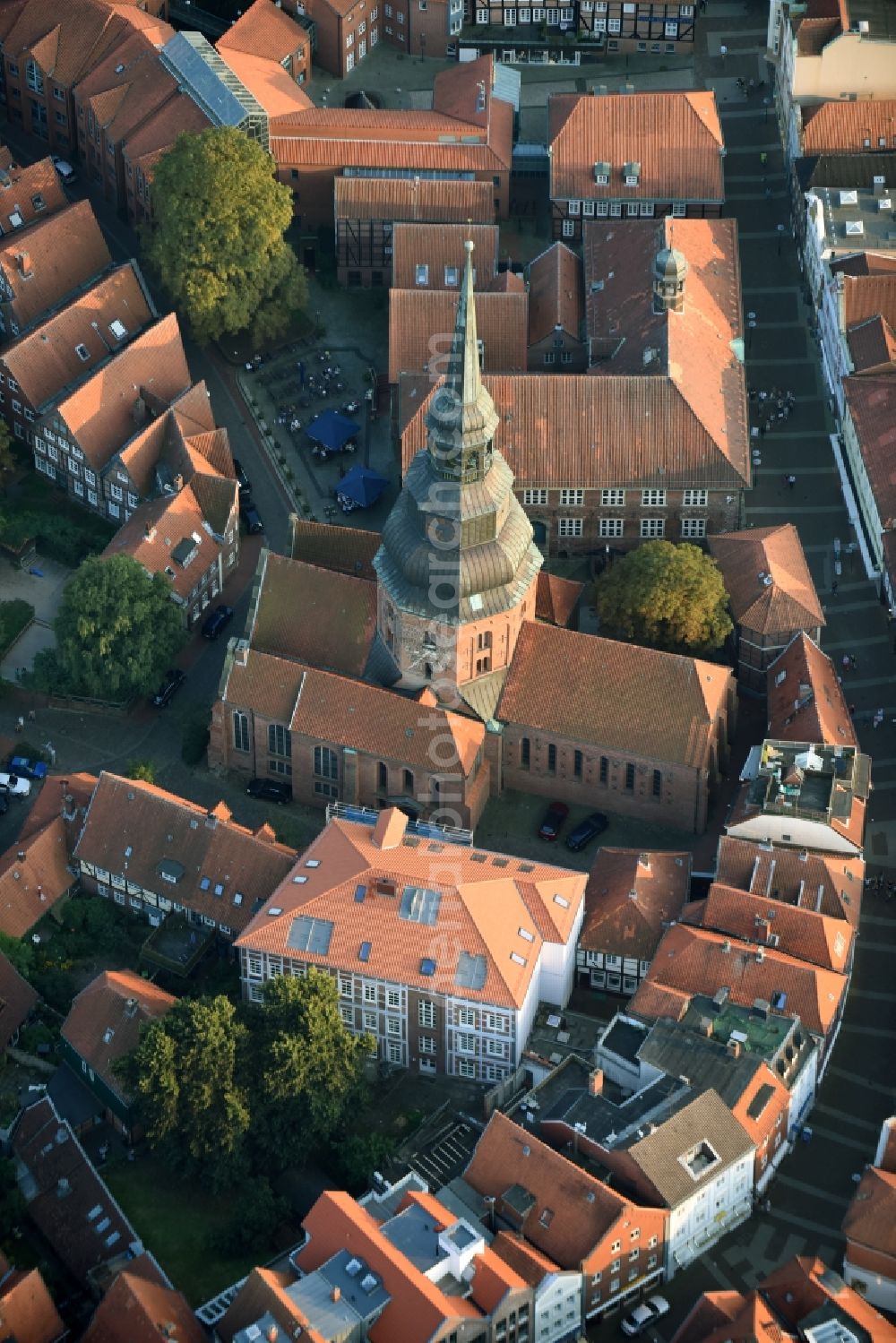 Aerial image Stade - Church building St. Cosmae-Nicolai church at the Cosmea church graveyard in Stade in the state Lower Saxony