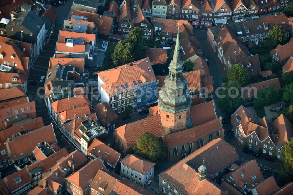 Aerial photograph Stade - Church building St. Cosmae-Nicolai church at the Cosmea church graveyard in Stade in the state Lower Saxony