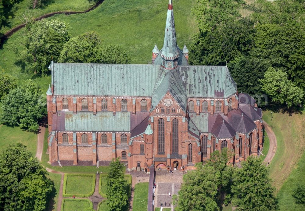 Aerial photograph Bad Doberan - Church building of the Doberan Muenster in Bad Doberan in the state of Mecklenburg-Vorpommern, Germany. The Doberan Muenster was the monastery church of the Cistercian monastery of Doberan until the middle of the 16th century. It is now the Church of the Evangelical Lutheran Parish of Bad Doberan in the provost of Rostock in the Church district Mecklenburg of the Evangelical Lutheran Church in northern Germany. Muenster is one of the most important high-gothic brick buildings in the Baltic Sea region