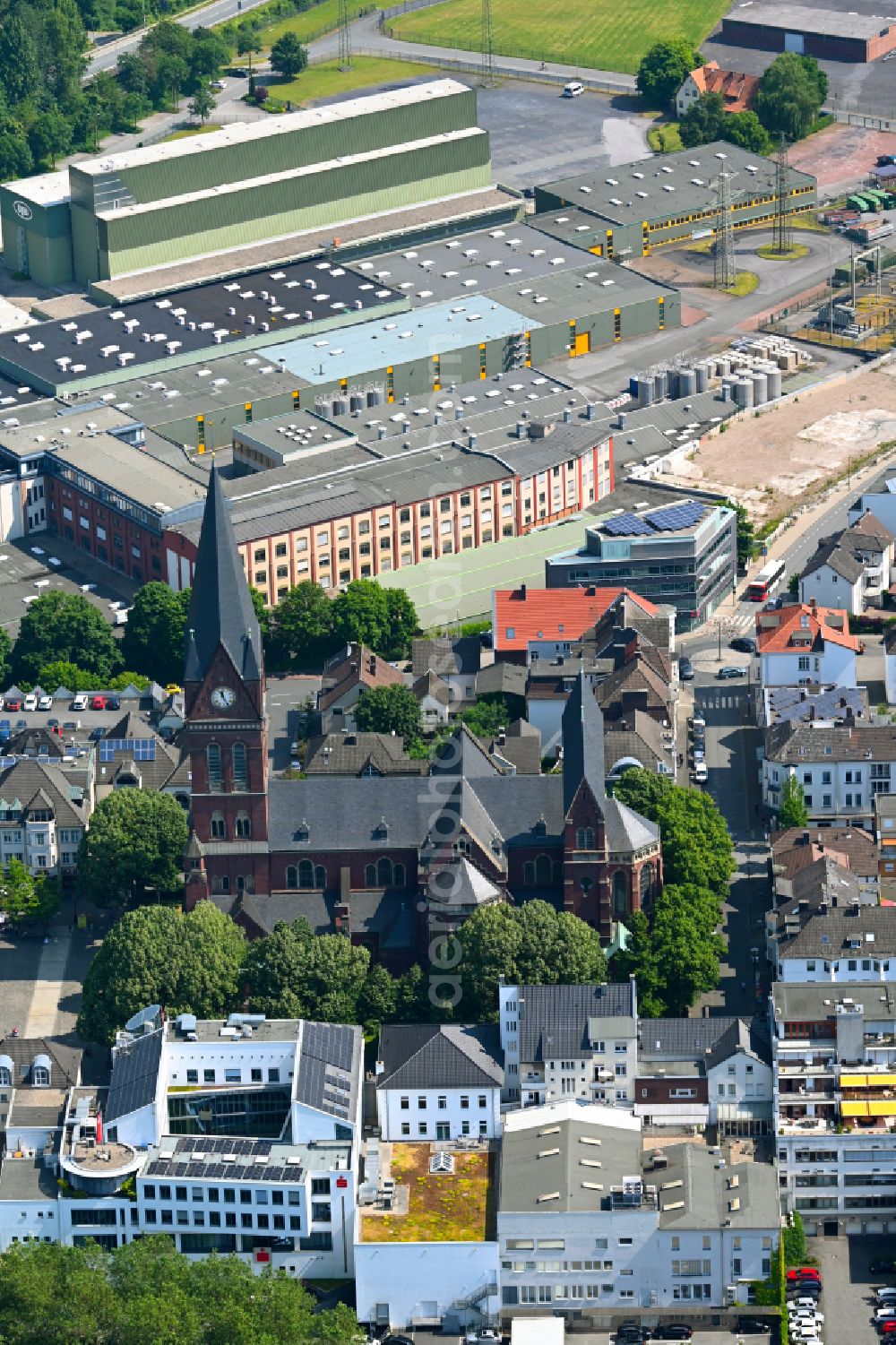 Arnsberg from above - Church building of the cathedral of St. Johannes-Baptist at Neheimer Markt in Arnsberg at Sauerland in the state North Rhine-Westphalia, Germany