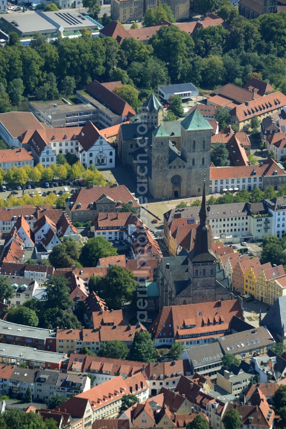 Aerial image Osnabrück - Church building of the cathedral of St.Peter in Osnabrueck in the state of Lower Saxony. Marienkirche church is located in front of the cathedral