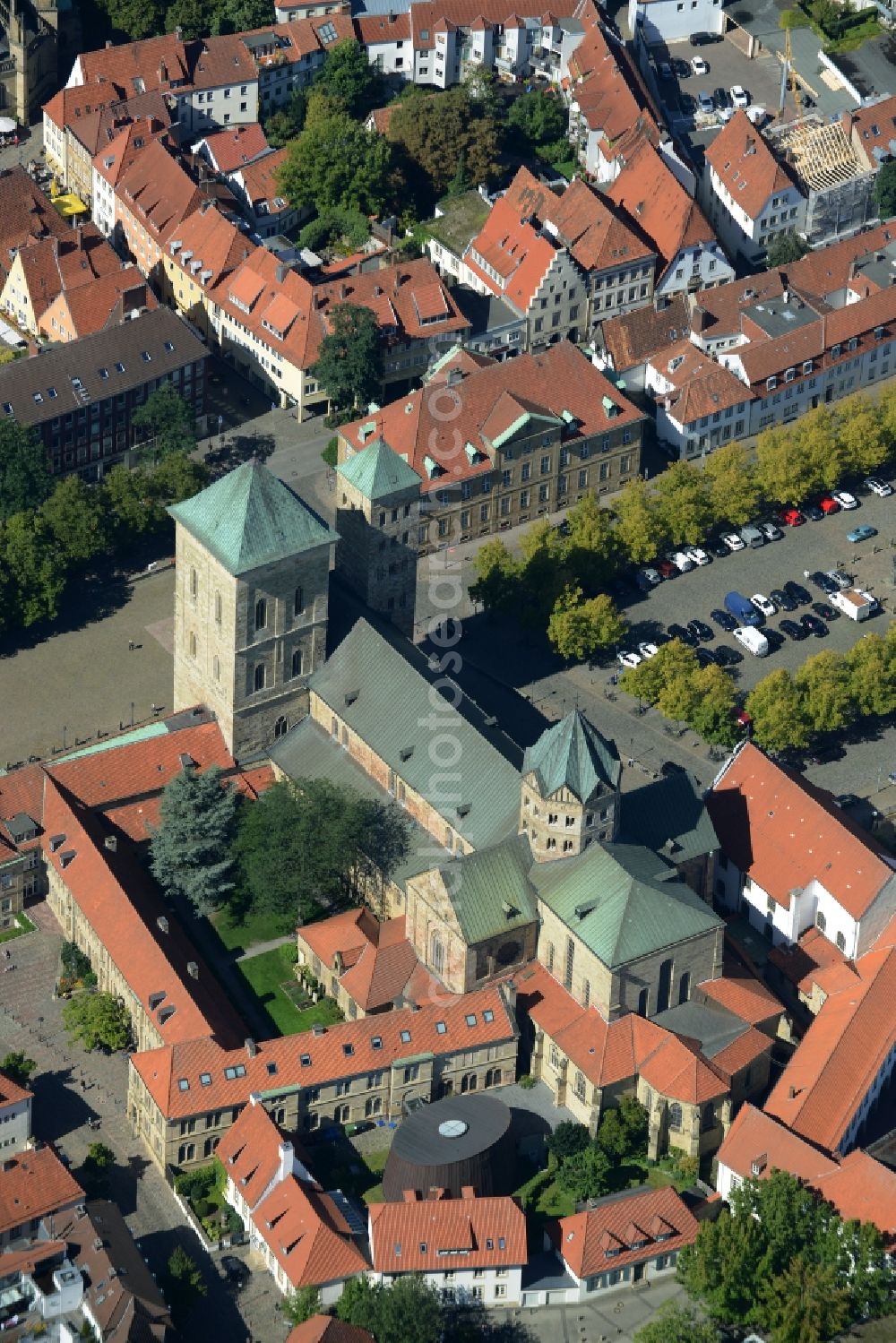 Aerial photograph Osnabrück - Church building of the cathedral of St.Peter in Osnabrueck in the state of Lower Saxony. Marienkirche church is located in front of the cathedral