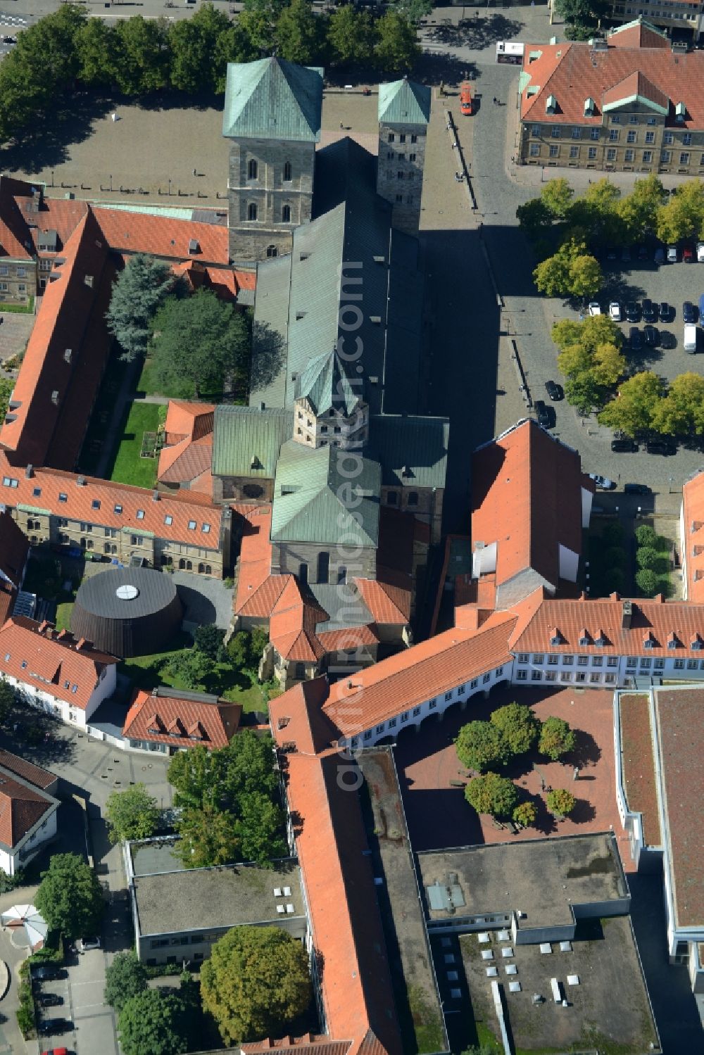 Aerial image Osnabrück - Church building of the cathedral of St.Peter in Osnabrueck in the state of Lower Saxony. Marienkirche church is located in front of the cathedral