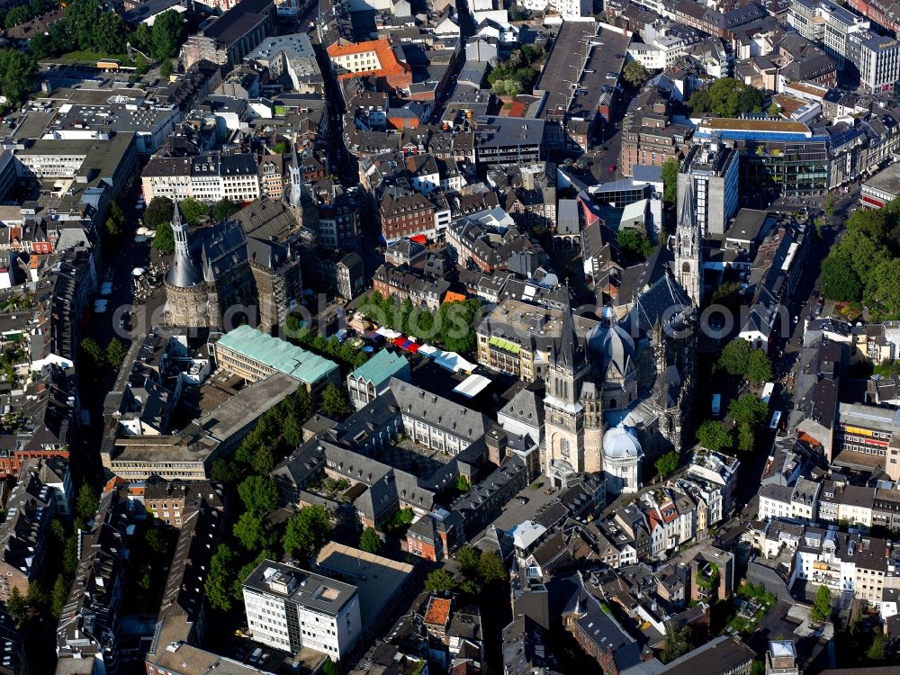 Aerial photograph Aachen - Church building of the cathedral Aachener Dom in the old town in the district Mitte in Aachen in the state North Rhine-Westphalia, Germany