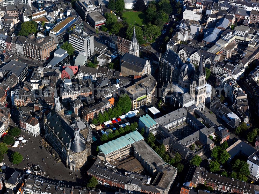 Aachen from the bird's eye view: Church building of the cathedral Aachener Dom in the old town in the district Mitte in Aachen in the state North Rhine-Westphalia, Germany