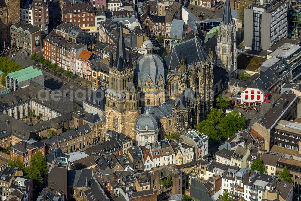 Aerial photograph Aachen - Church building of the cathedral Aachener Dom in the old town in the district Mitte in Aachen in the state North Rhine-Westphalia, Germany