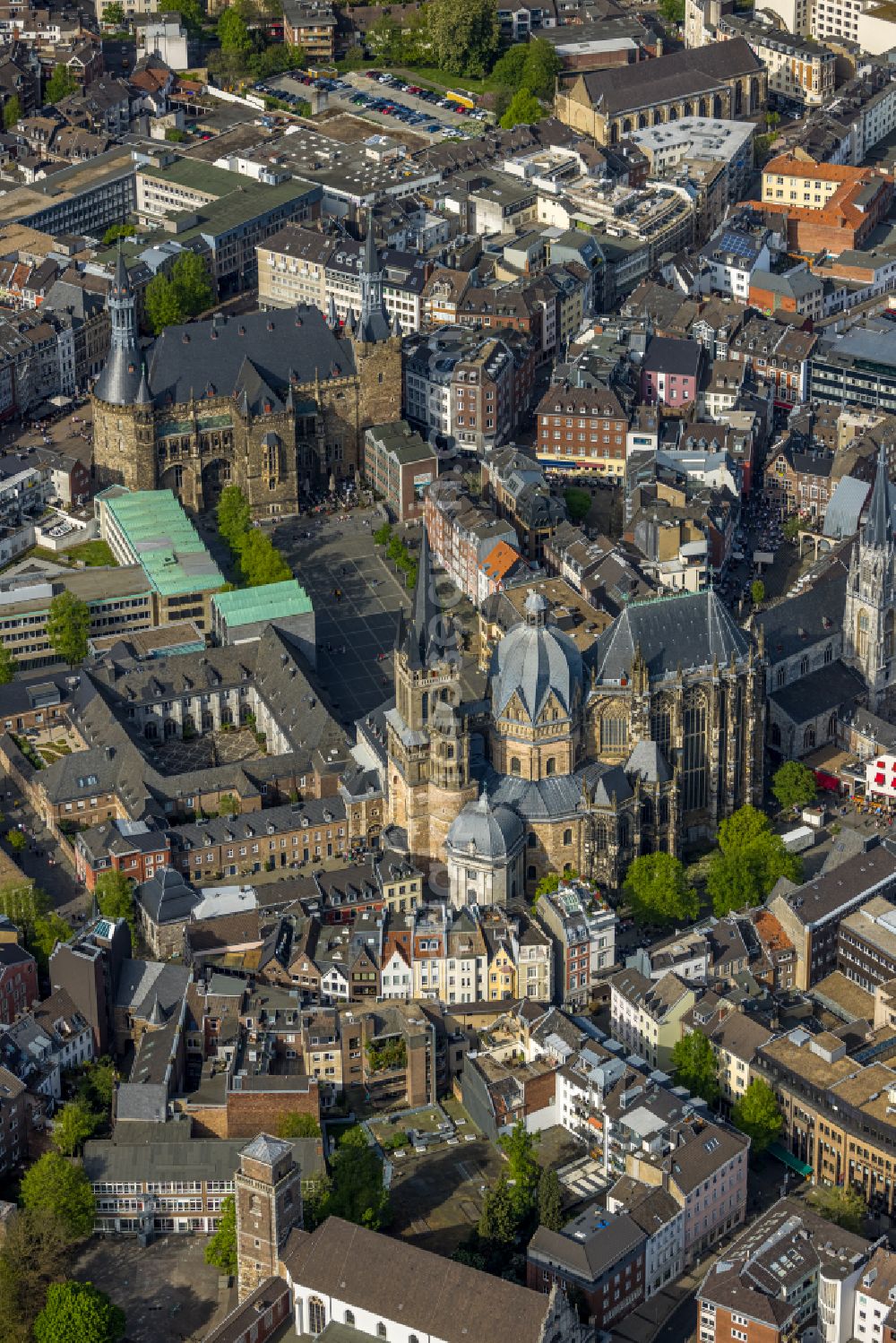 Aachen from the bird's eye view: Church building of the cathedral Aachener Dom in the old town in the district Mitte in Aachen in the state North Rhine-Westphalia, Germany