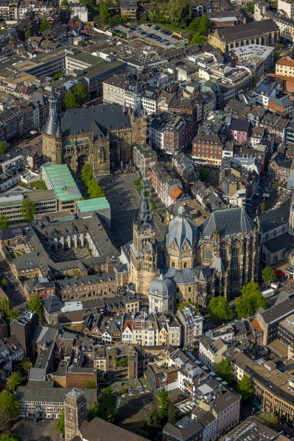 Aerial image Aachen - Church building of the cathedral Aachener Dom in the old town in the district Mitte in Aachen in the state North Rhine-Westphalia, Germany