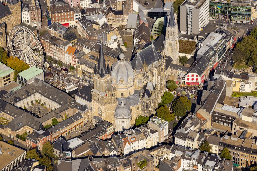 Aachen from the bird's eye view: Church building of the cathedral Aachener Dom in the old town in the district Mitte in Aachen in the state North Rhine-Westphalia, Germany