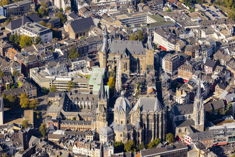 Aerial photograph Aachen - Church building of the cathedral Aachener Dom in the old town in the district Mitte in Aachen in the state North Rhine-Westphalia, Germany